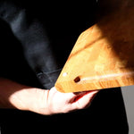 Hirnholz Schneidebrett Eiche 40x30x3cm – Abgerundet mit Holzständer Namma Markt