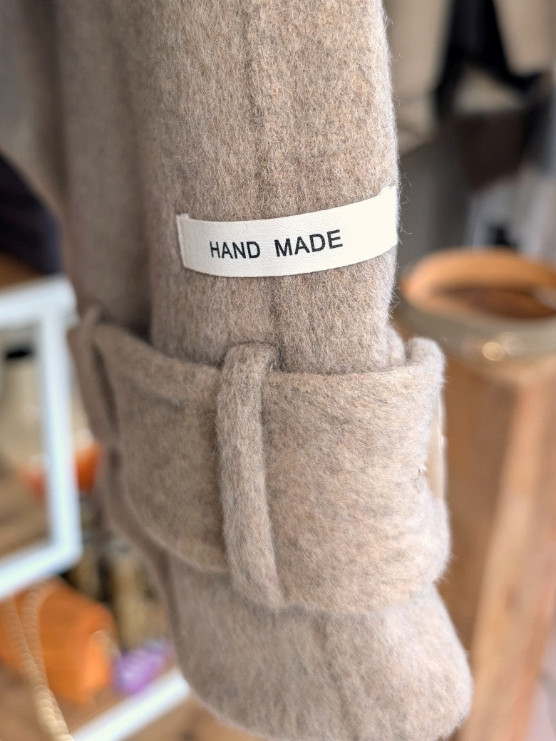 Kaschmir Woll Jacke Handmade Hoher Kragen Reißverschluss Perlmuttknöpfe Taupe One Size - La Bella Moda Milano 757
