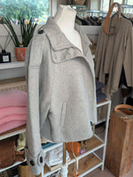 Kaschmir Woll Jacke Handmade Hoher Kragen Reißverschluss Perlmuttknöpfe Silber Grau One Size - La Bella Moda Milano 757