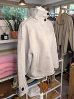 Kaschmir Woll Jacke Handmade Hoher Kragen Reißverschluss Perlmuttknöpfe Silber Grau One Size - La Bella Moda Milano 757