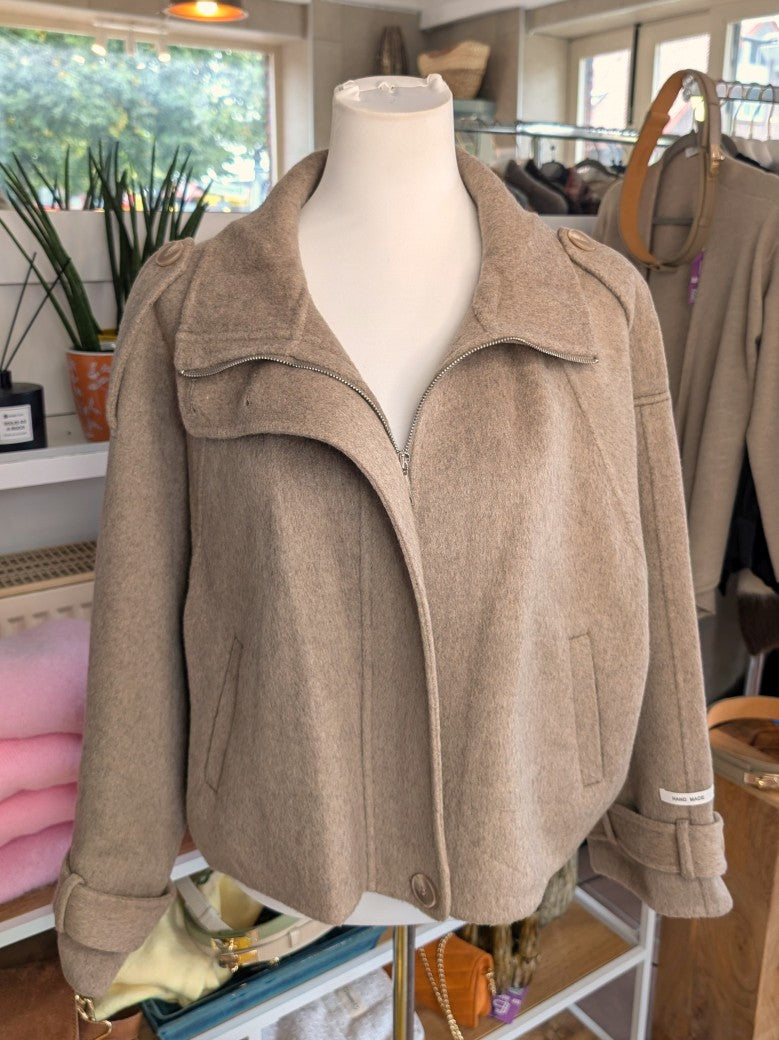 Kaschmir Woll Jacke Handmade Hoher Kragen Reißverschluss Perlmuttknöpfe Taupe One Size - La Bella Moda Milano 757