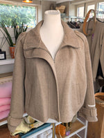 Kaschmir Woll Jacke Handmade Hoher Kragen Reißverschluss Perlmuttknöpfe Taupe One Size - La Bella Moda Milano 757