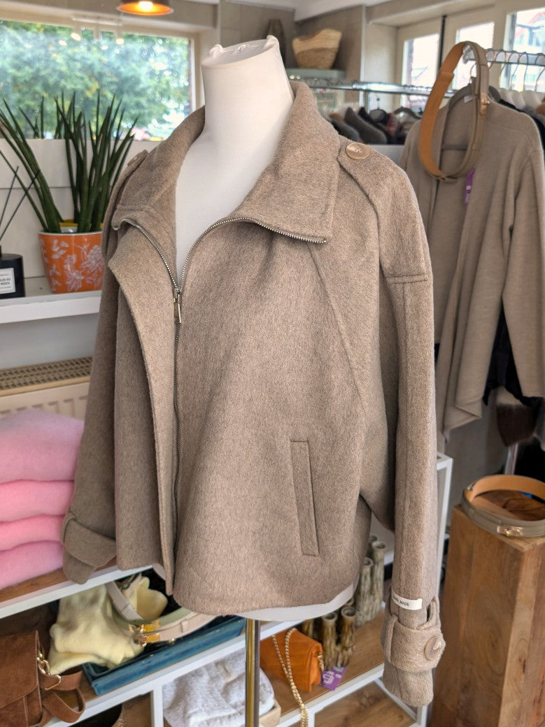 Kaschmir Woll Jacke Handmade Hoher Kragen Reißverschluss Perlmuttknöpfe Taupe One Size - La Bella Moda Milano 757