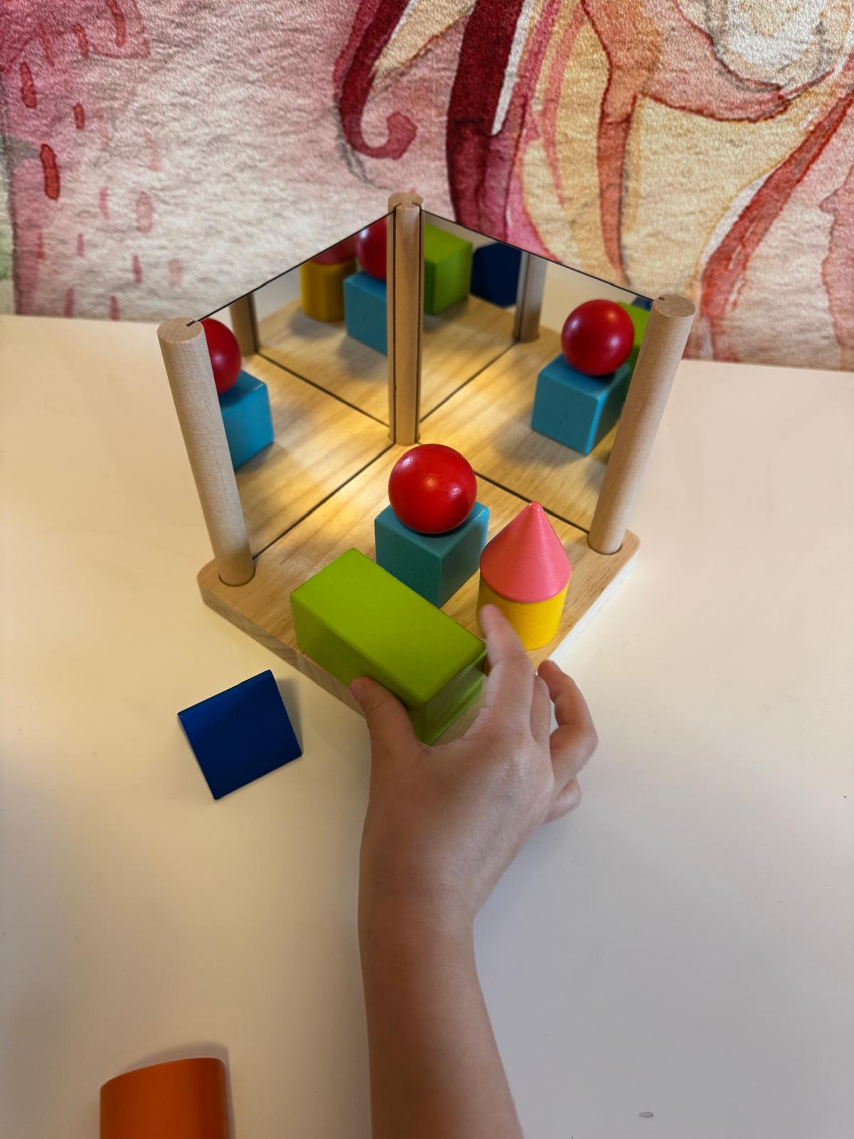 Kinder-Spiegel-Symmetrie-Spiel mit Holzbausteinen Geometrische Formen