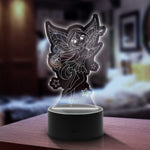 Graviertes Acrylglas im Fee Design mit LED-Sockel