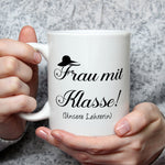 Bedruckte Tasse mit Spruch Frau mit Klasse