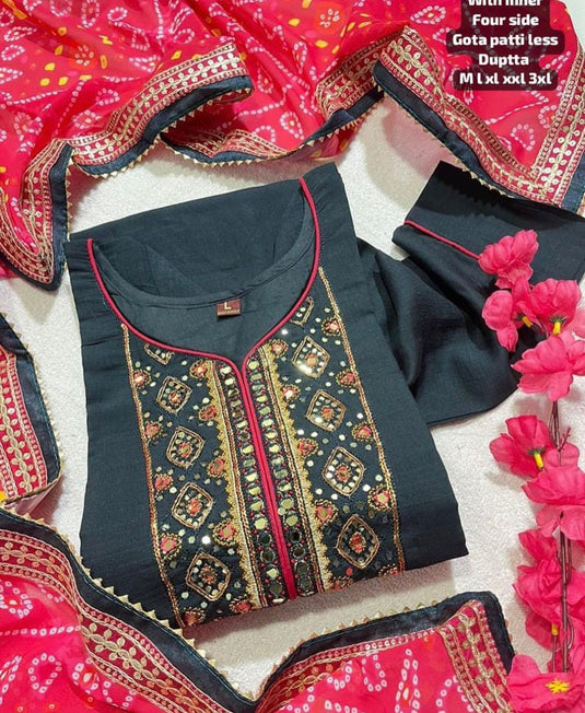 Women embroidery suits in Munich