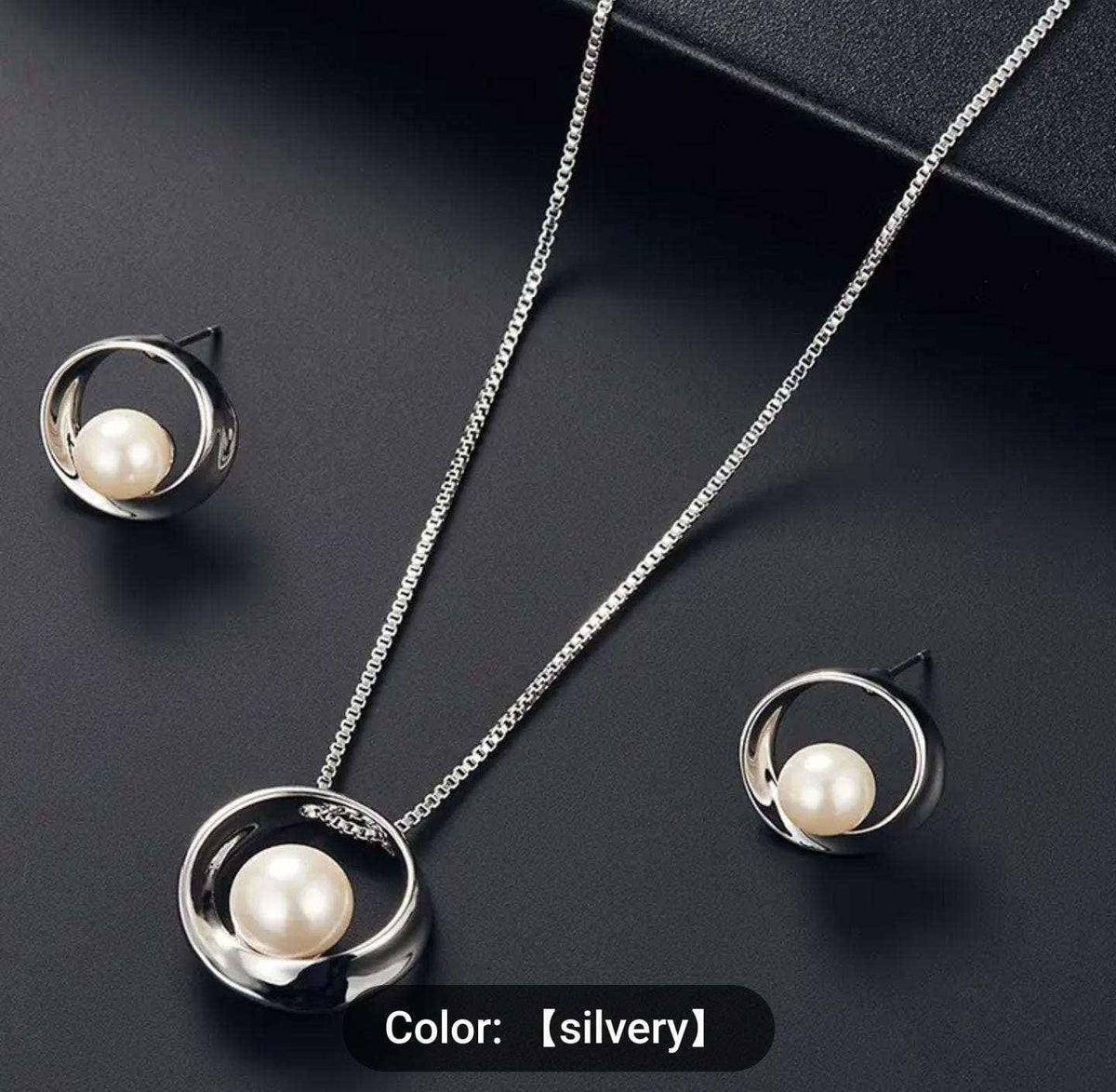 Round Pearl Pendant Necklace in Berlin