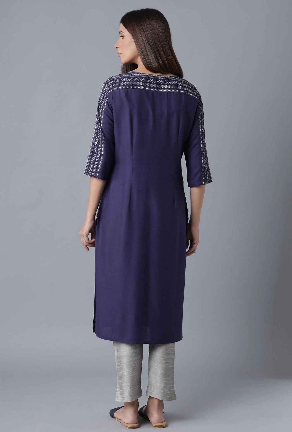 Blue Embroidered Straight kurta in Munich