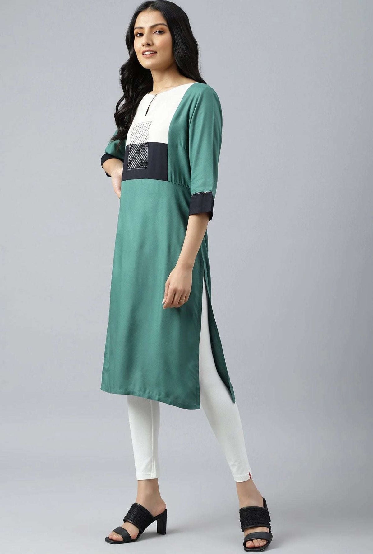 Green Solid kurta With Ecru And Black Yoke