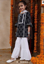 Girls Geometric Print Kurta Suit Set in Munich
