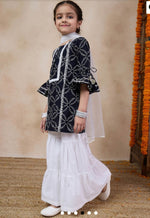 Girls Geometric Print Kurta Suit Set in Munich