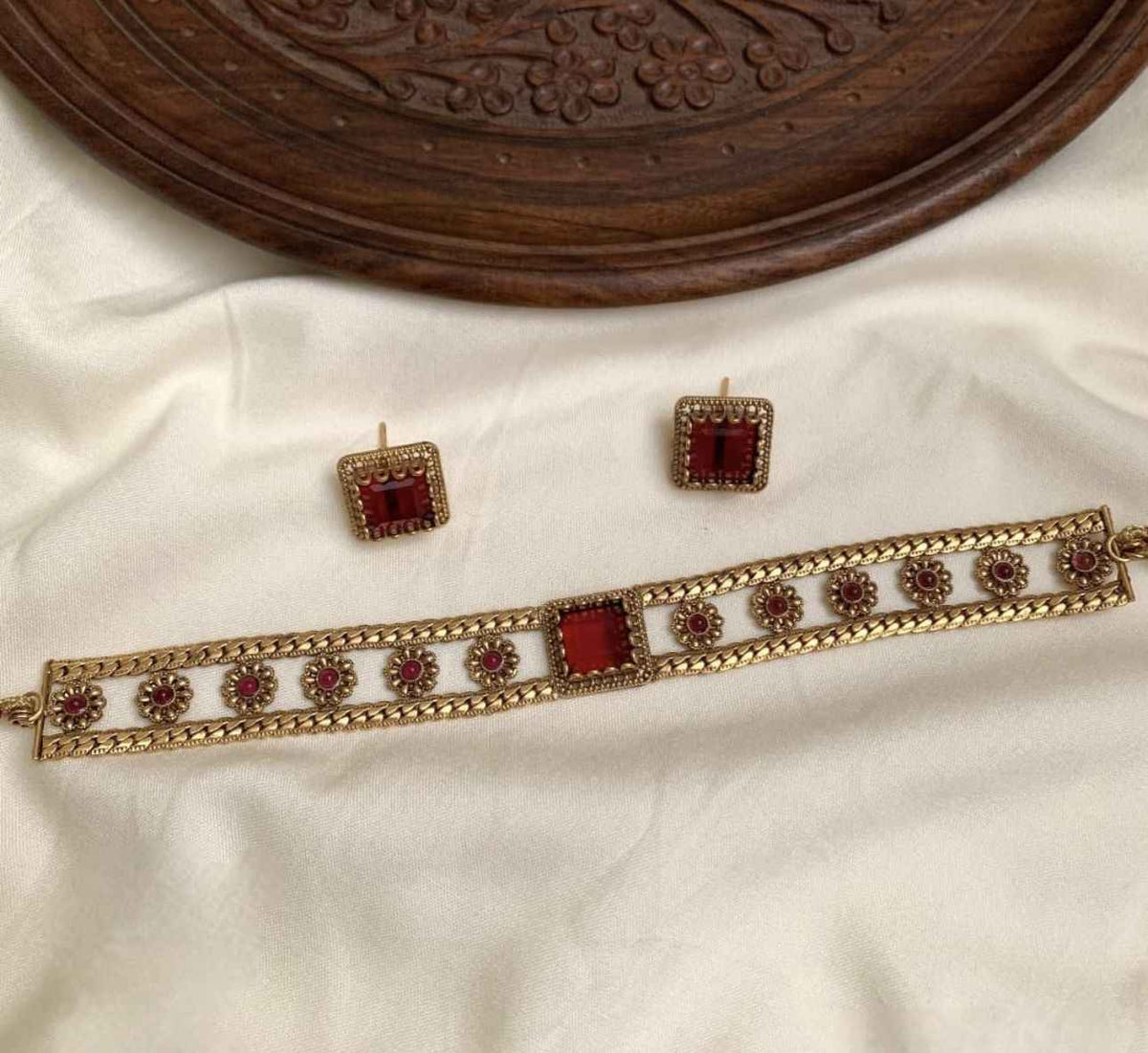 Meena Choker Set In Berlin