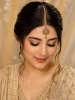 Elegant South Asian Bridal Glam with Delicate Gold Maang Tikka in Germany