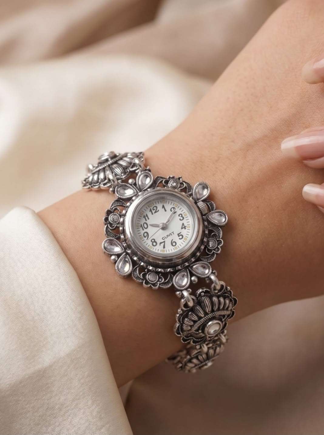 Vintage Oxidized Silver Floral Bracelet Watch for Women in Berlin