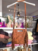 Wildleder Tasche mit Fransen und Nieten Gold M Cognac ca. 19cm B x 22,5cm H, Schulterriemen und RV