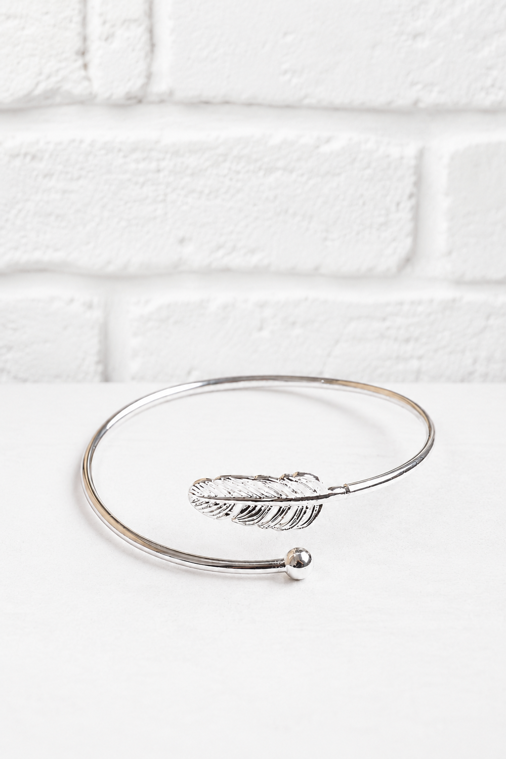 Minimalistisches Federarmband - Silber- für alle Farbtypen mit kühlen Anteilen