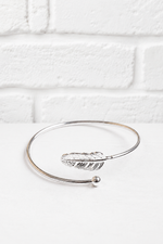 Minimalistisches Federarmband - Silber- für alle Farbtypen mit kühlen Anteilen