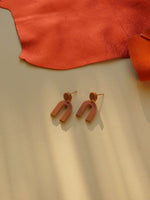 Mini Arch Acryl Ohrringe mit Edelstahlstecker in terracotta
