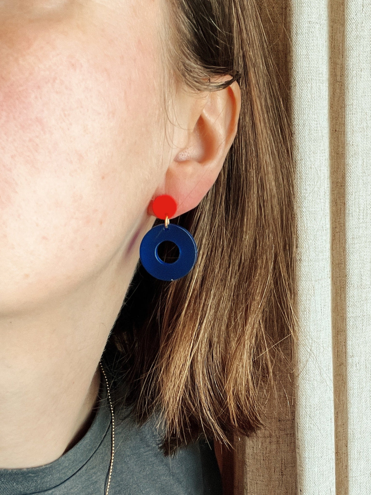 Colorblock Circle Ohrstecker in feuerrot tintenblau