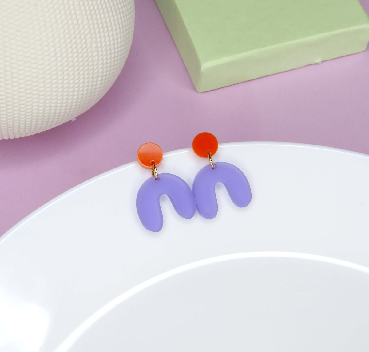 Kleine Arch Bogen Ohrringe in orange lila transparent