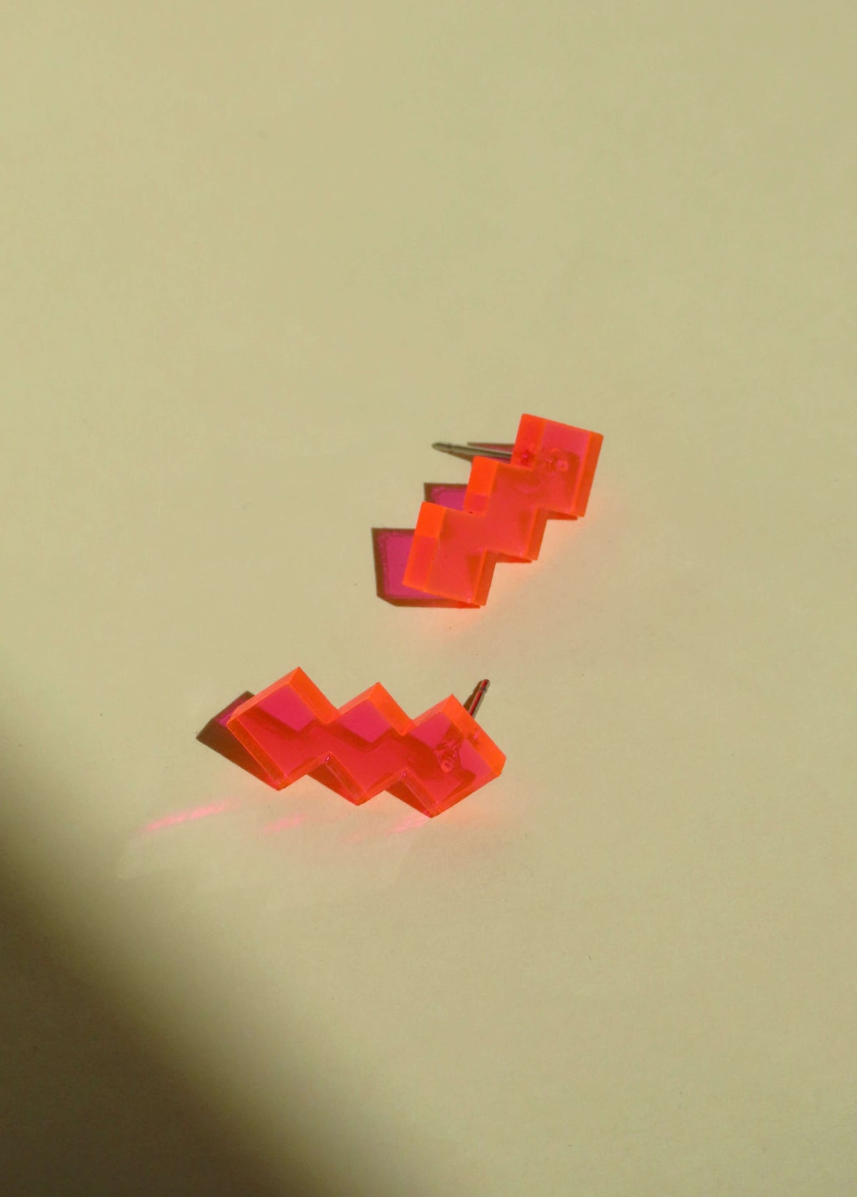 Geometric Glow: Neon-Pinke Acryl Ohrstecker
