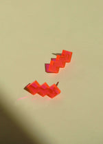 Geometric Glow: Neon-Pinke Acryl Ohrstecker