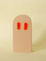 Geometric Glow: Neon-Pinke Acryl Ohrstecker
