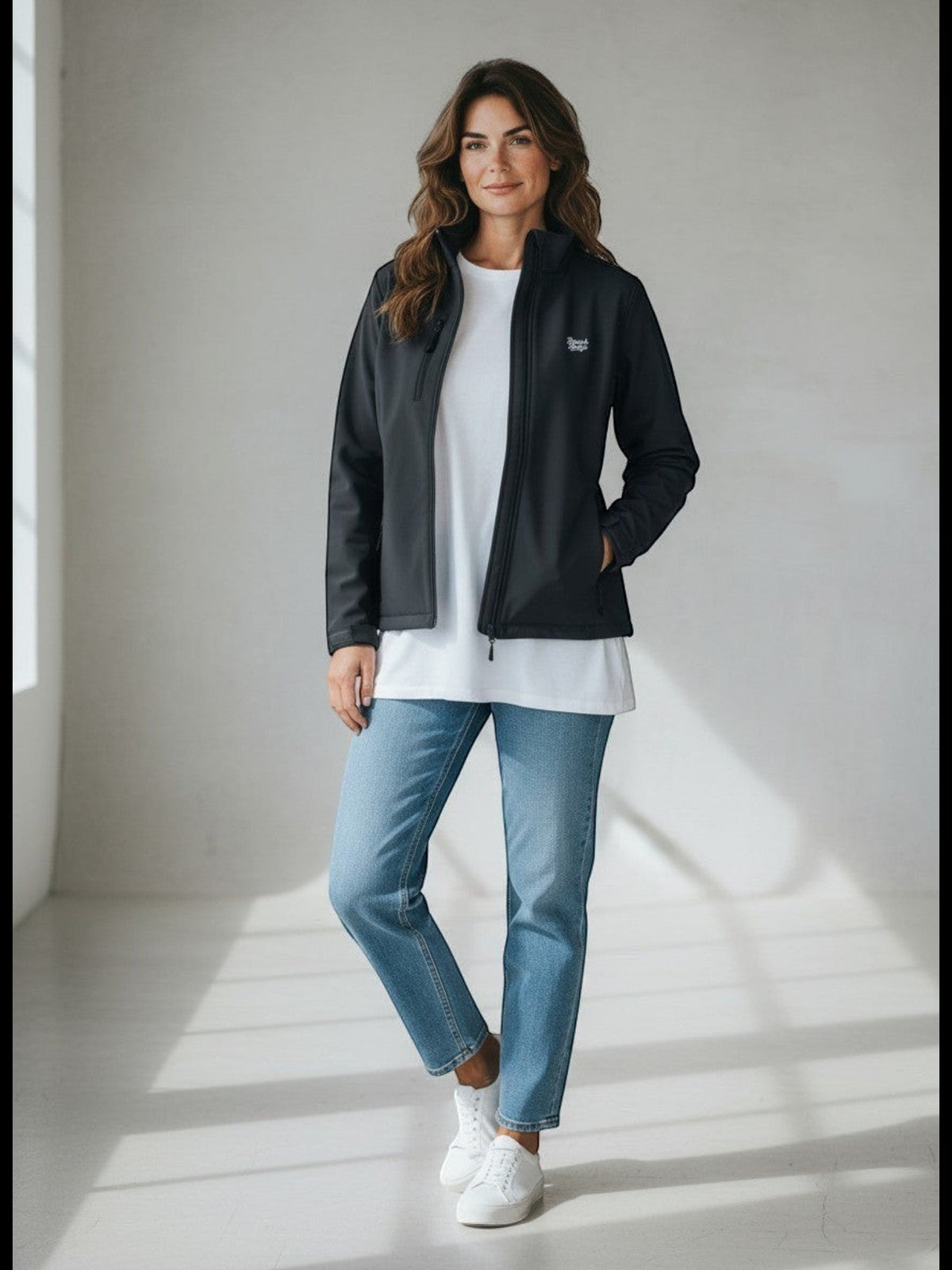 Signature Softshell Jacke – weiße Stickerei