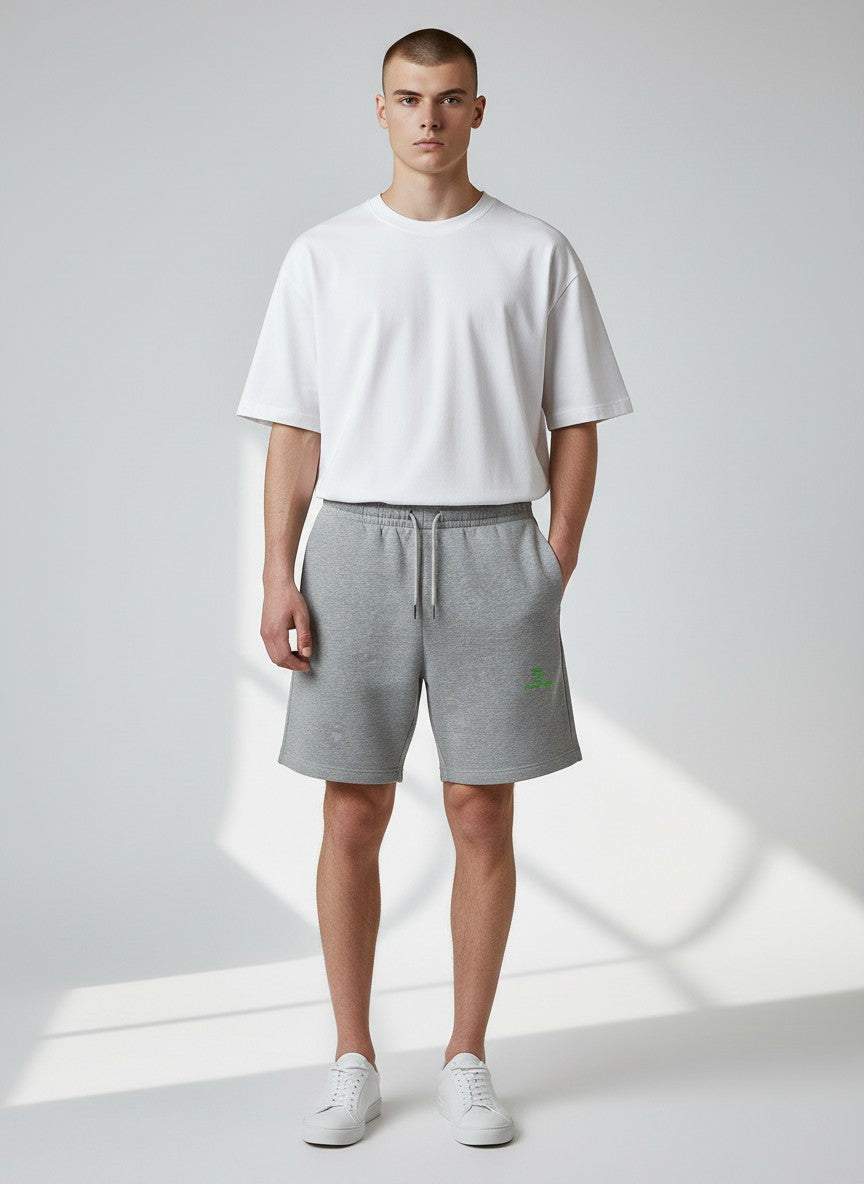 Core Sweatshorts 300 g/m² – grüne Stickerei