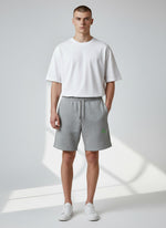 Core Sweatshorts 300 g/m² – grüne Stickerei