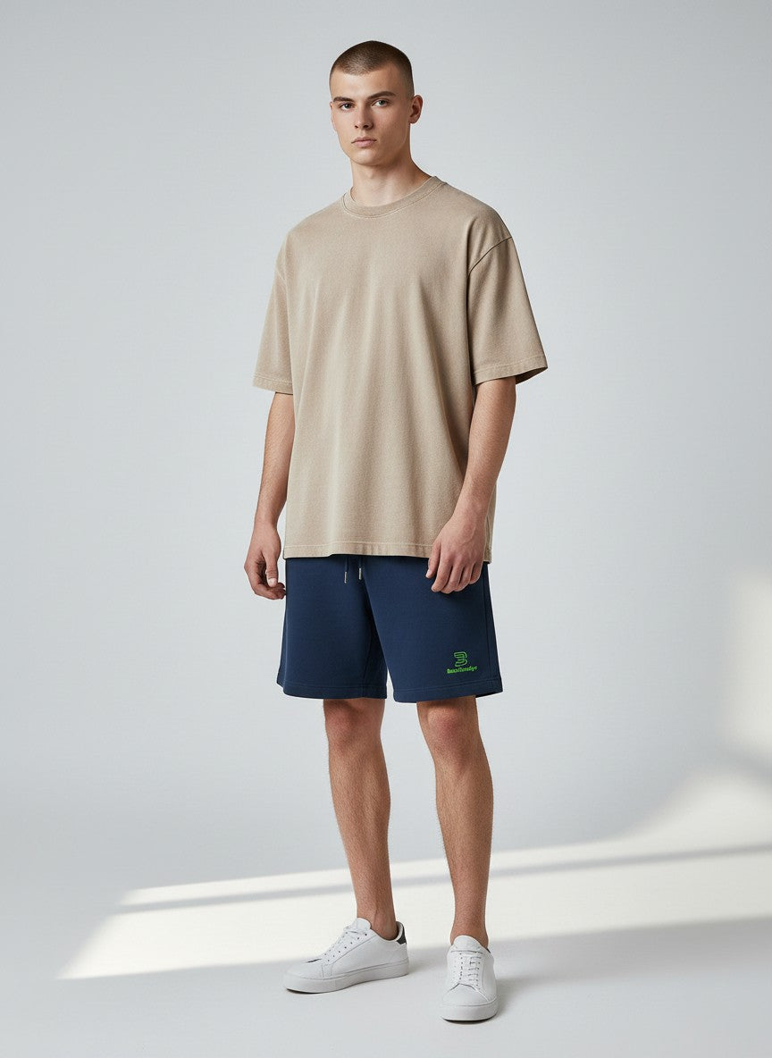 Core Sweatshorts 300 g/m² – grüne Stickerei