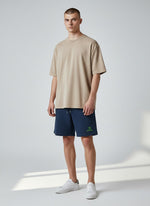 Core Sweatshorts 300 g/m² – grüne Stickerei