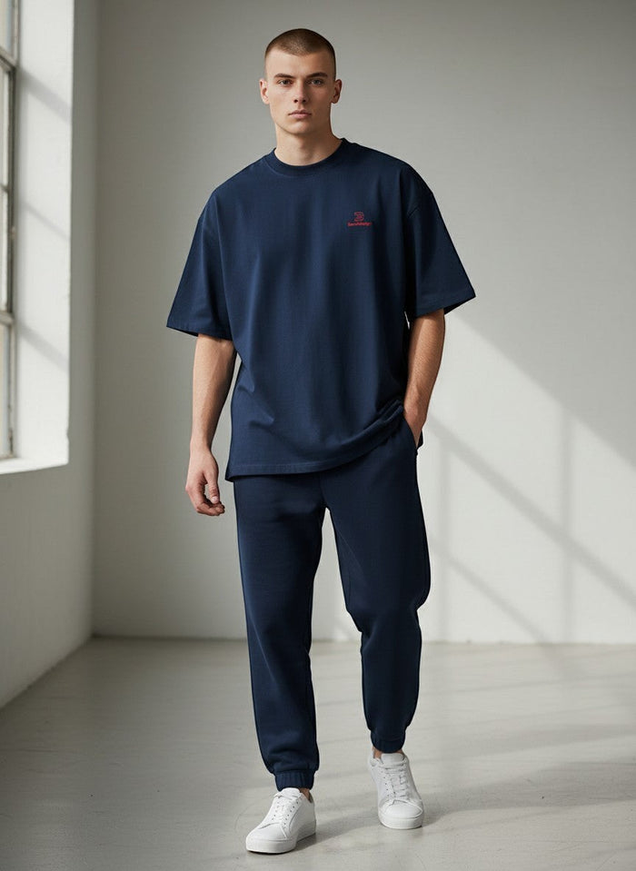 Essential Oversize T-Shirt 200 g/m² – Bio-Baumwolle, rote Stickerei