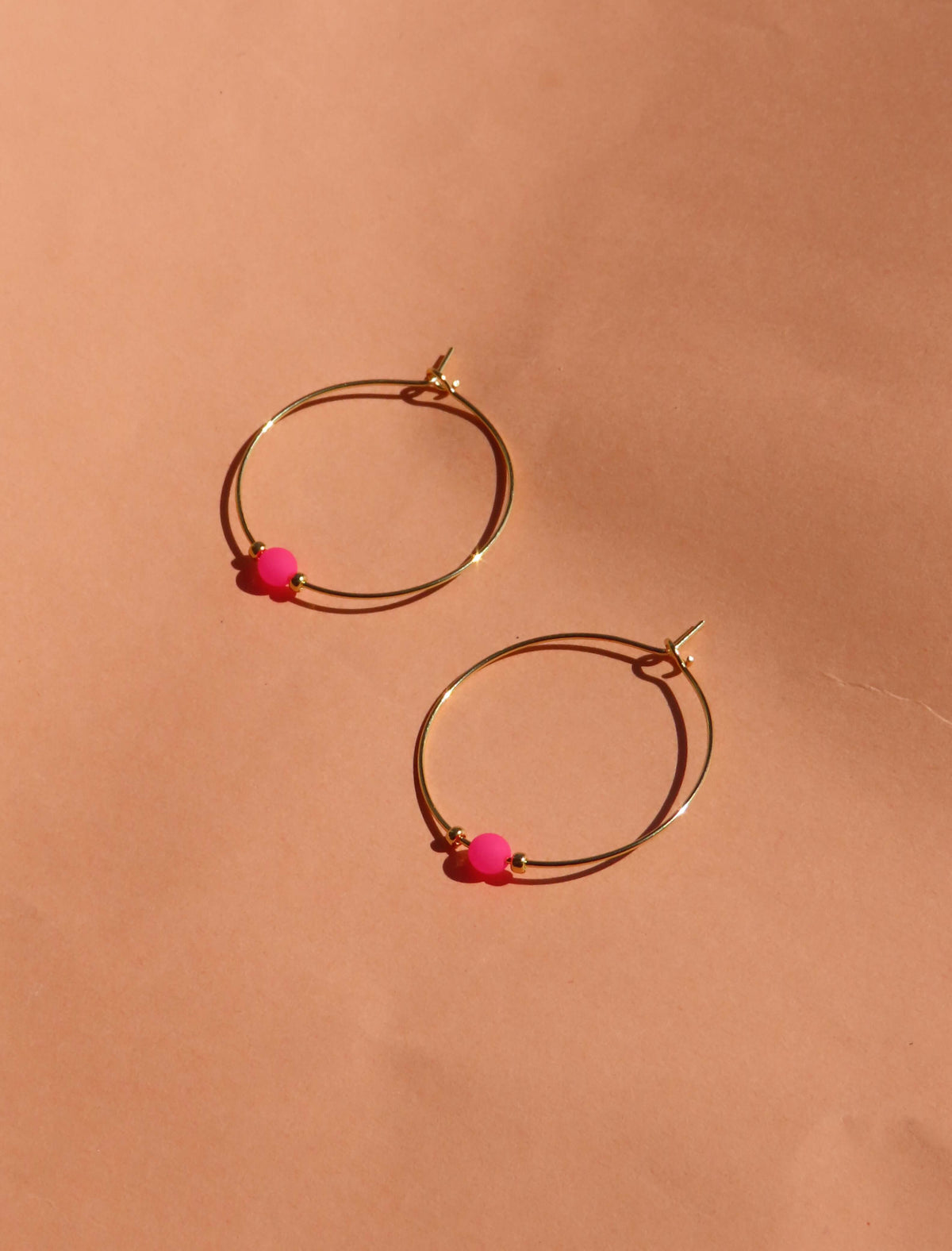 Pink Neon Perle an goldener Edelstahl Creole