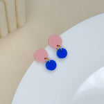 Big Dotty Acryl Ohrringe in hellrosa tiefblau