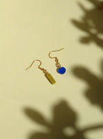 Dots und Stick Hänger Ohrringe in blau und avocado