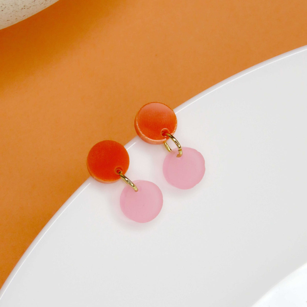 Dotty Acryl Ohrringe in orange eisrosa