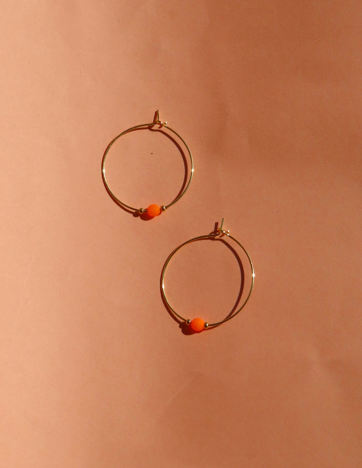 Orange Neon Perle an goldener Edelstahl Creole
