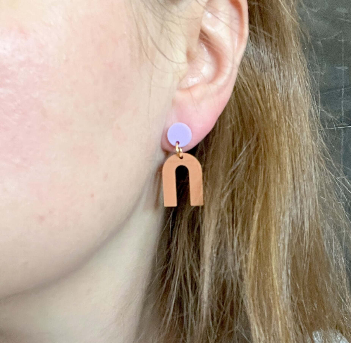 Mini Arch Acryl Ohrringe mit Edelstahlstecker in hellgelb plum