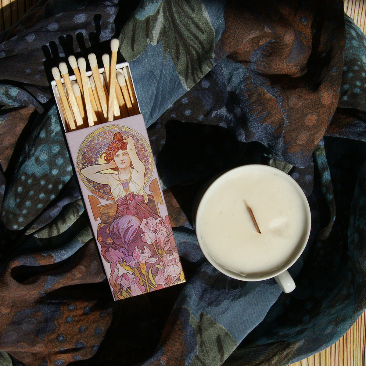 Jugendstil Streichhölzer – „Frau in Schwertlilien“ von Alphonse Mucha, lange Design-Streichhölzer