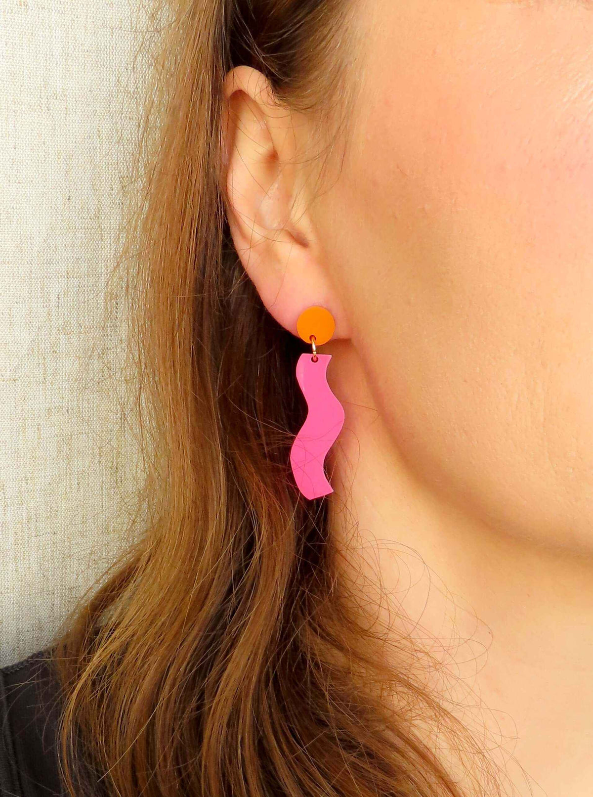 Wormly Ohrringe mit Edelstahl Steckern in orange pink