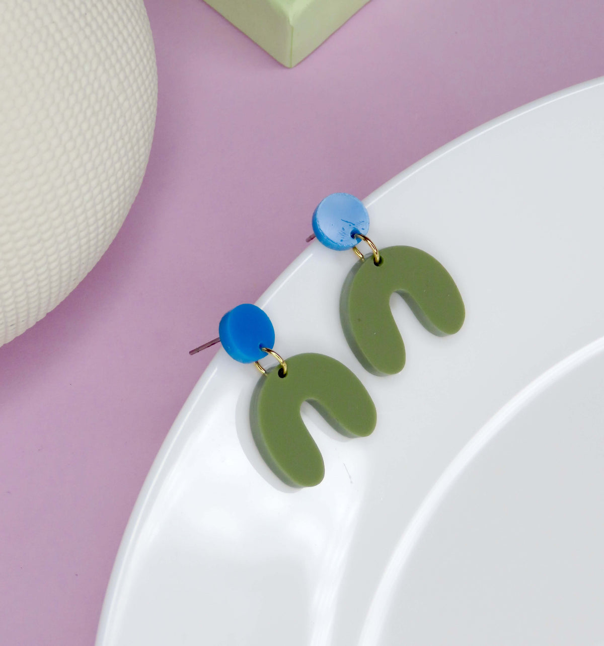 Kleine Arch Bogen Ohrringe in azurblau olive