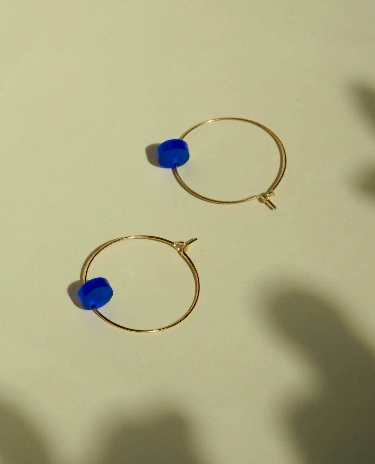 Königsblau Dots Hoops aus Edelstahl