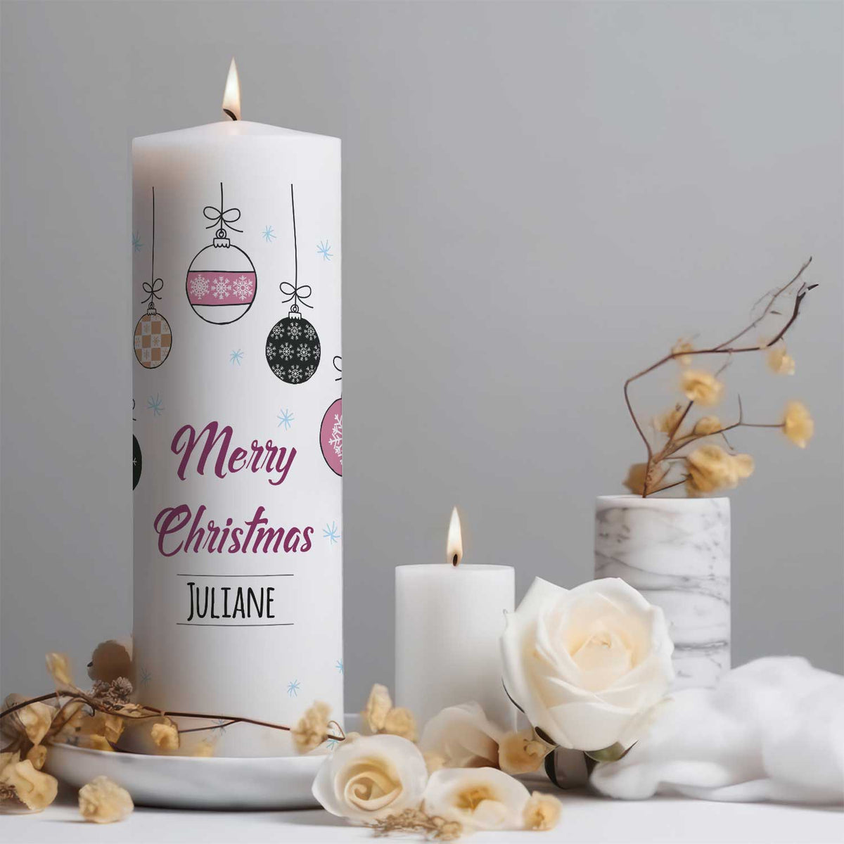 Große Kerze "Weihnachtskugel" mit eigenem Namen zu Weihnachten