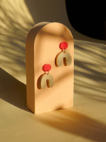 Kleine Arch Bogen Ohrringe in feuerrot beige