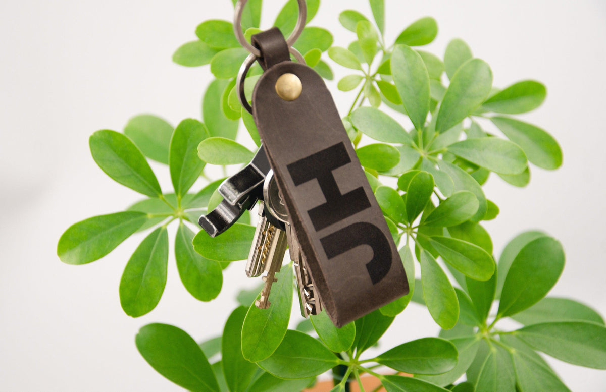 Monogramm-Schlüsselanhänger. Personalisierter Schlüsselanhänger mit Gravur. Geschenk zum Vatertag, Geschenk für ihn. Geburtstagsgeschenk.