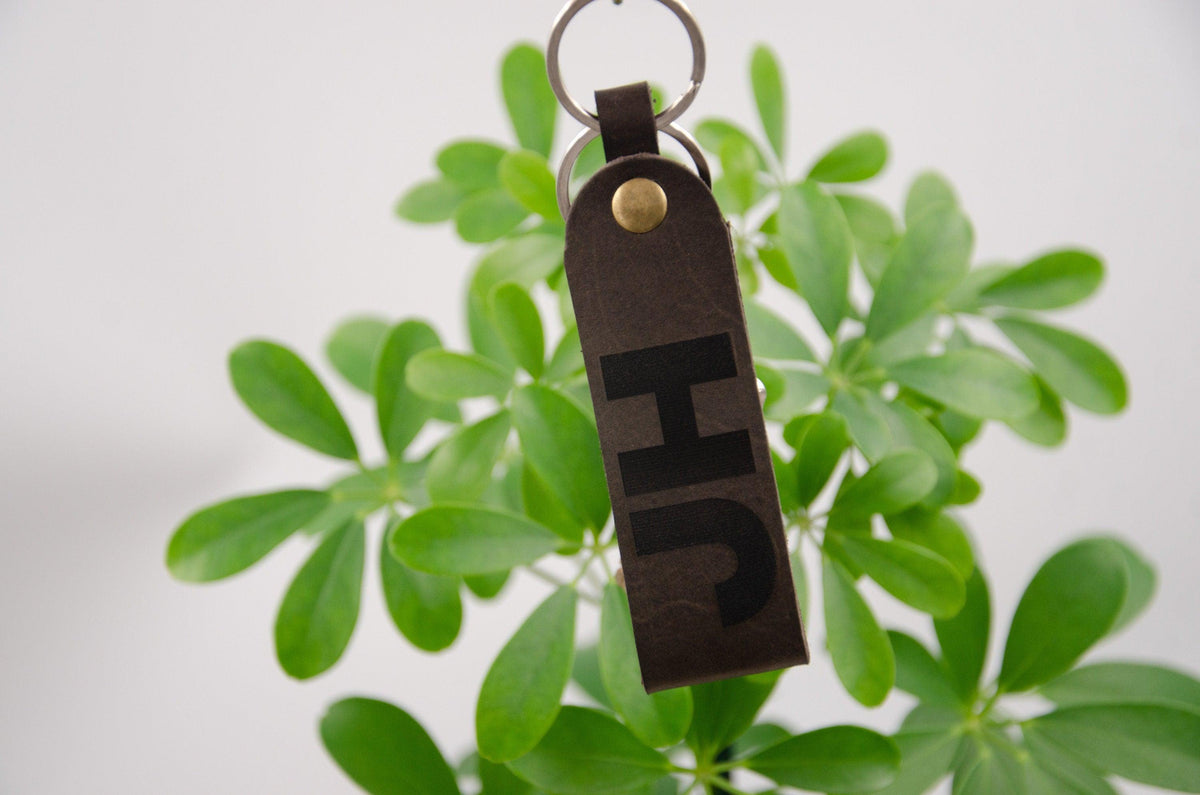 Monogramm-Schlüsselanhänger. Personalisierter Schlüsselanhänger mit Gravur. Geschenk zum Vatertag, Geschenk für ihn. Geburtstagsgeschenk.