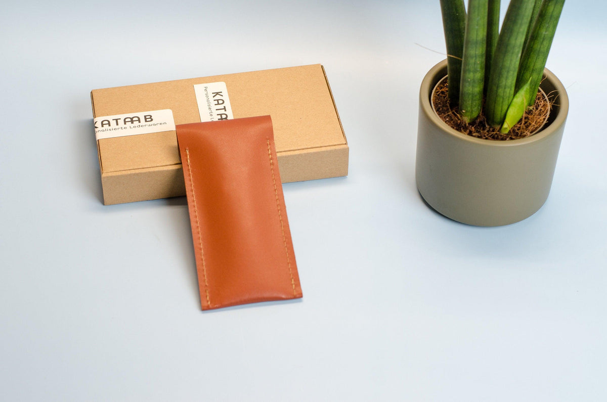 Monogram Stiftetui aus Leder. Größe cir. 15x7cm.Bleistifthalter aus Leder mit Gravur. Personalisiertes Stiftetui aus Leder.Leder Stifthülle.