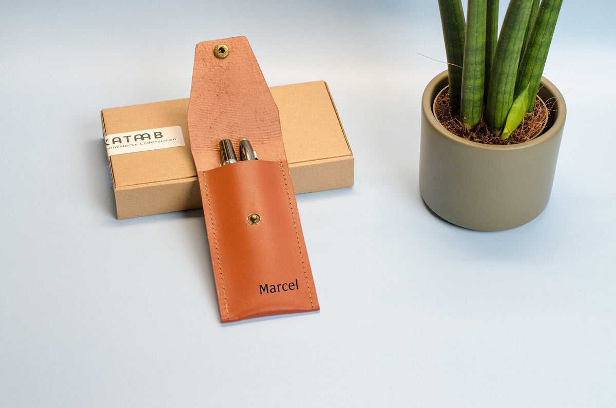 Monogram Stiftetui aus Leder. Größe cir. 15x7cm.Bleistifthalter aus Leder mit Gravur. Personalisiertes Stiftetui aus Leder.Leder Stifthülle.